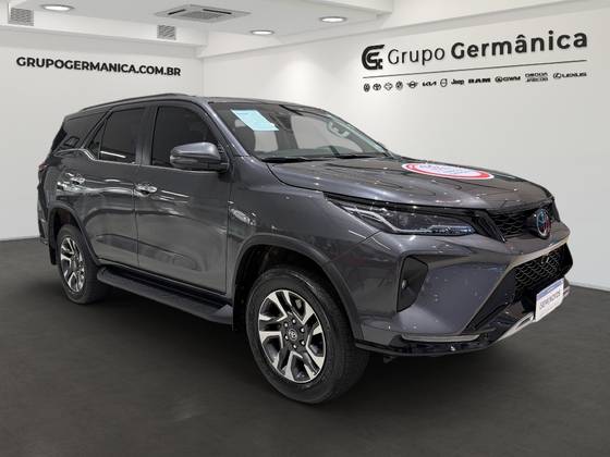 TOYOTA HILUX SW4 2.8 D-4D TURBO DIESEL SRX PLATINUM 7L 4X4 AUTOMÁTICO